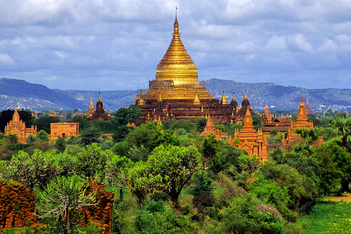 myanmar/bagan_stupa_golden_far