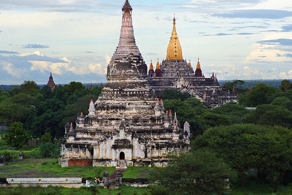 myanmar/bagan_white_gold_temple_dusk