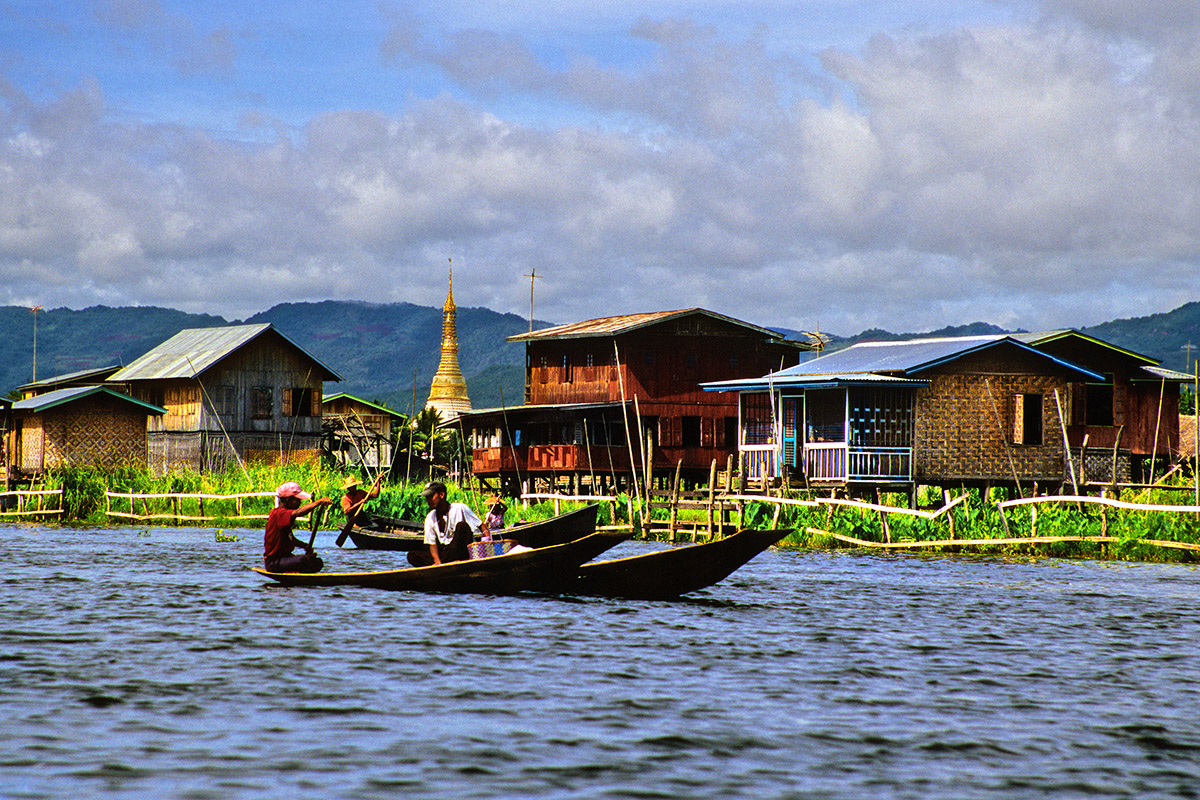 myanmar/inle_boats_stupa