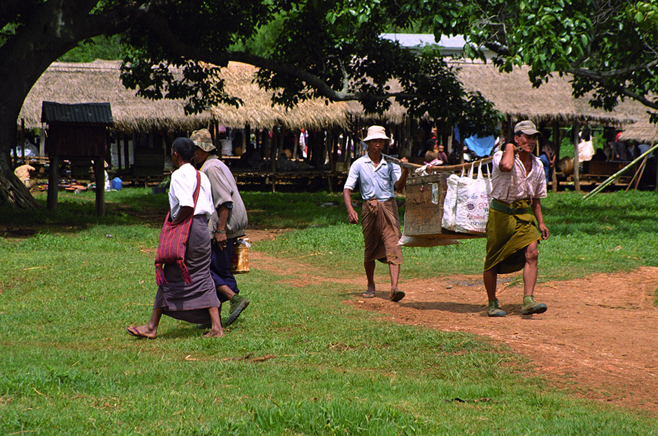 myanmar/inle_carrying