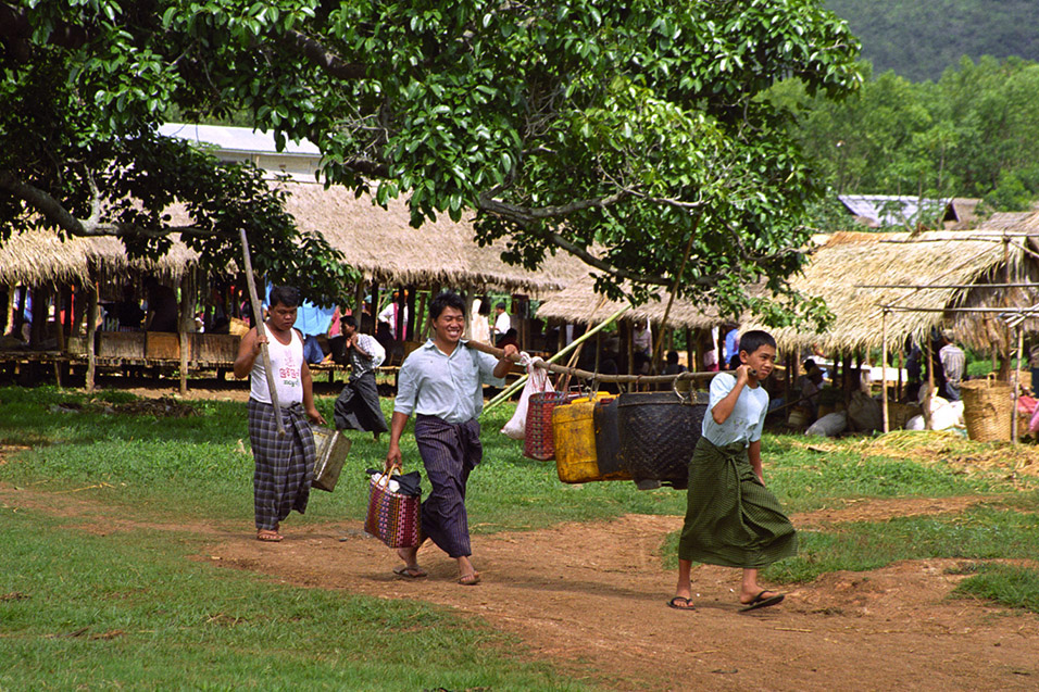 myanmar/inle_carrying2