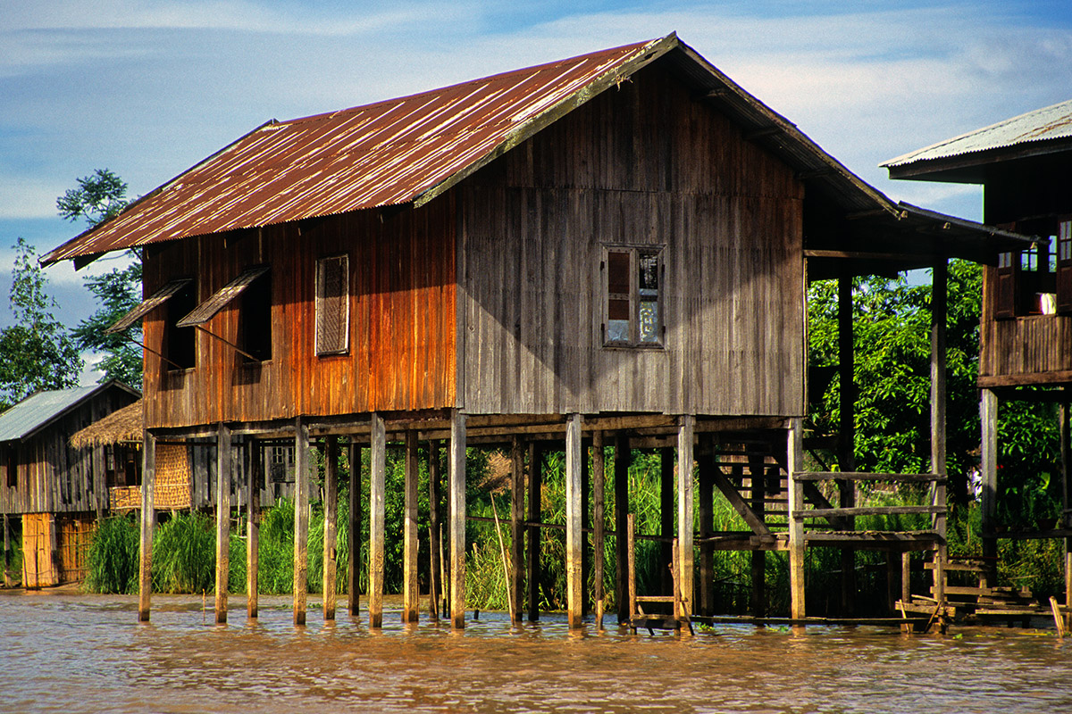 myanmar/inle_house_on_stilts