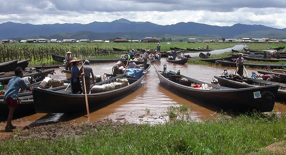 myanmar/inle_lake_canoe_launch