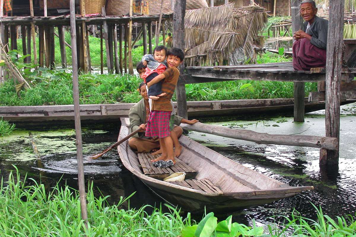 myanmar/inle_lake_family