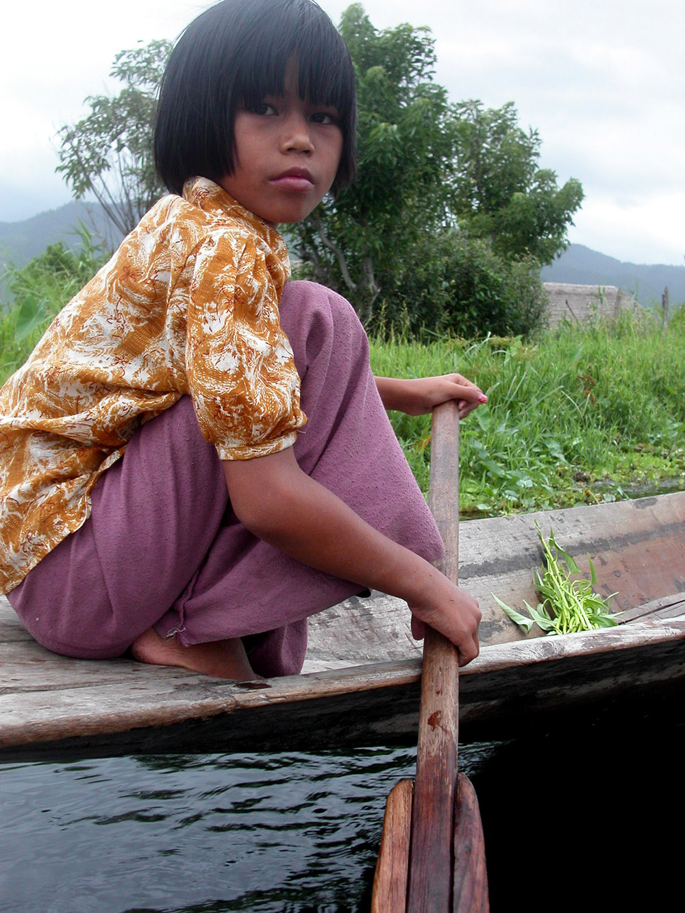 myanmar/inle_lake_girl_close