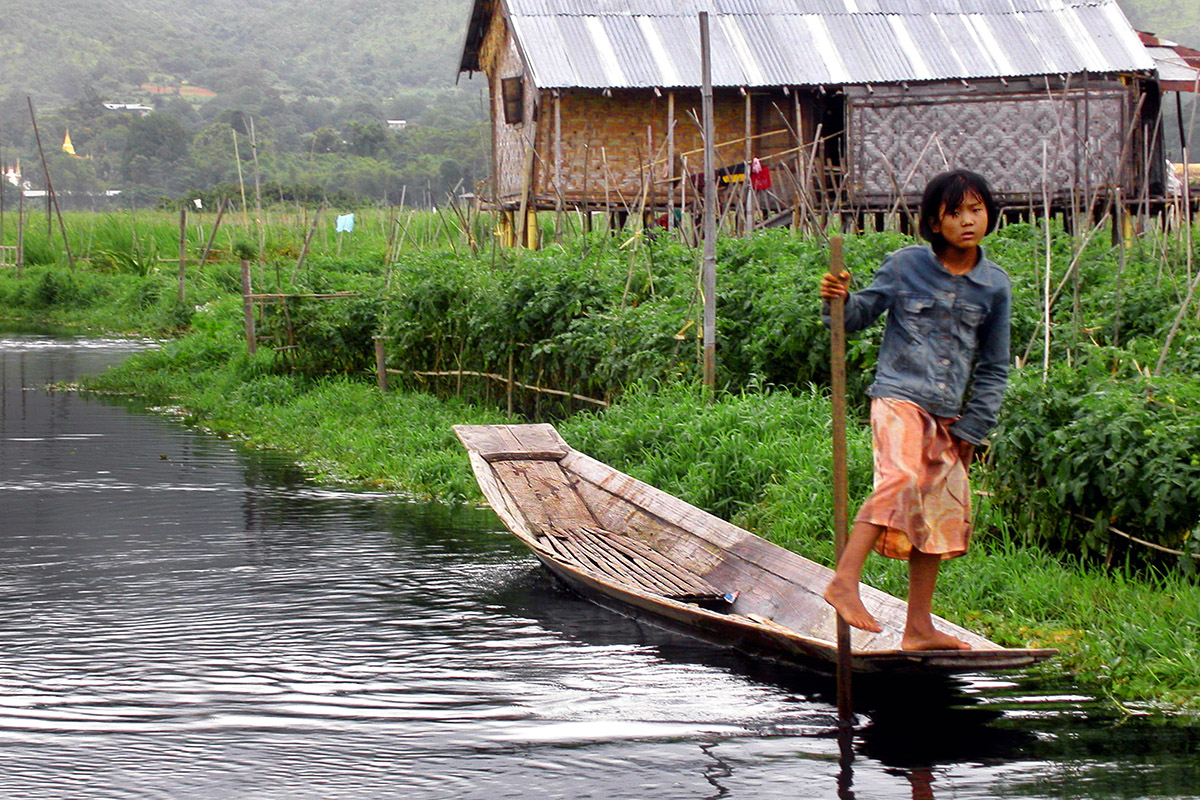 myanmar/inle_lake_girl_rowing