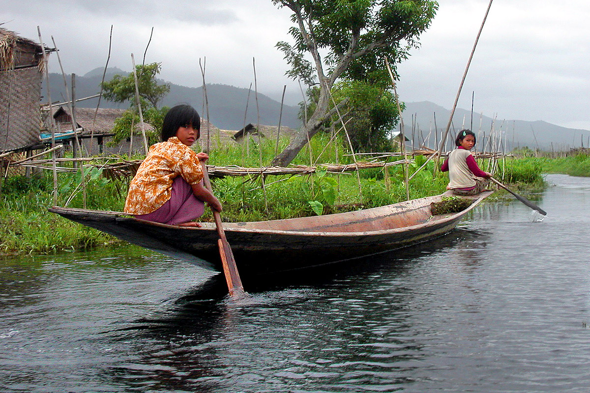 myanmar/inle_lake_girls_rowing