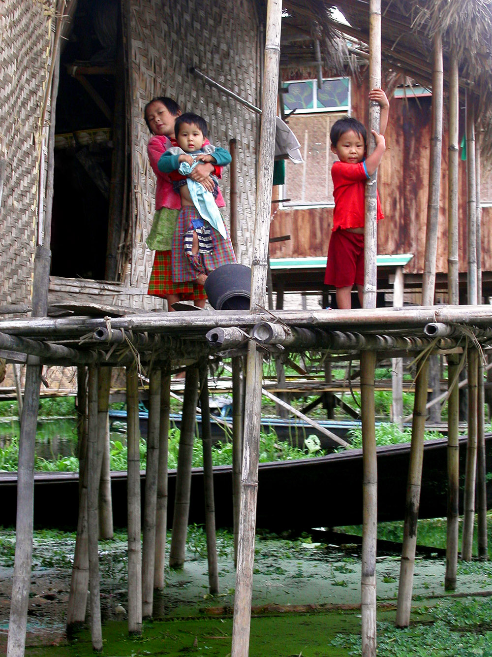 myanmar/inle_lake_house_kids