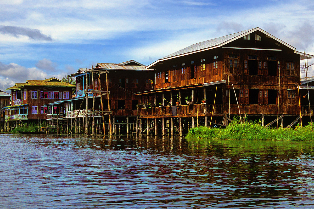 myanmar/inle_lake_houses