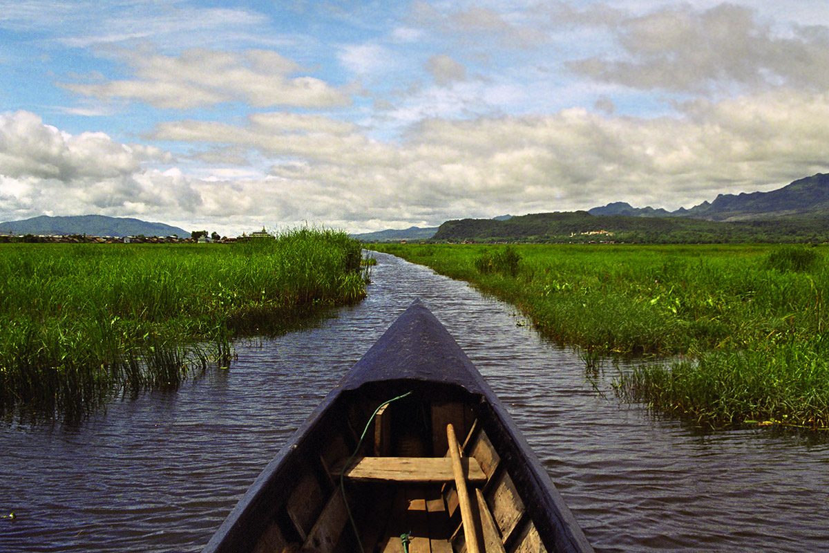 myanmar/inle_lake_in_a_boat