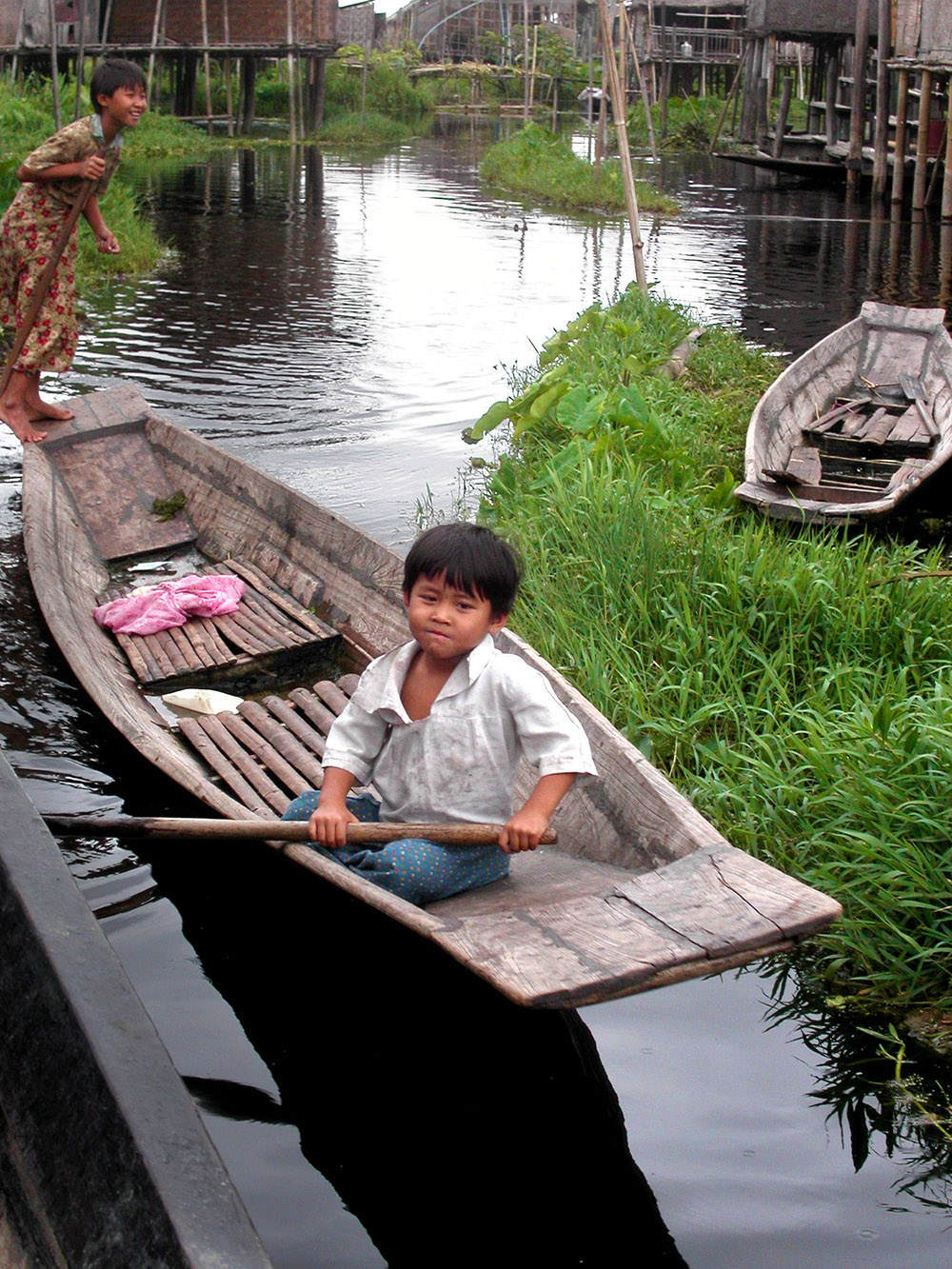 myanmar/inle_lake_kids_rowing