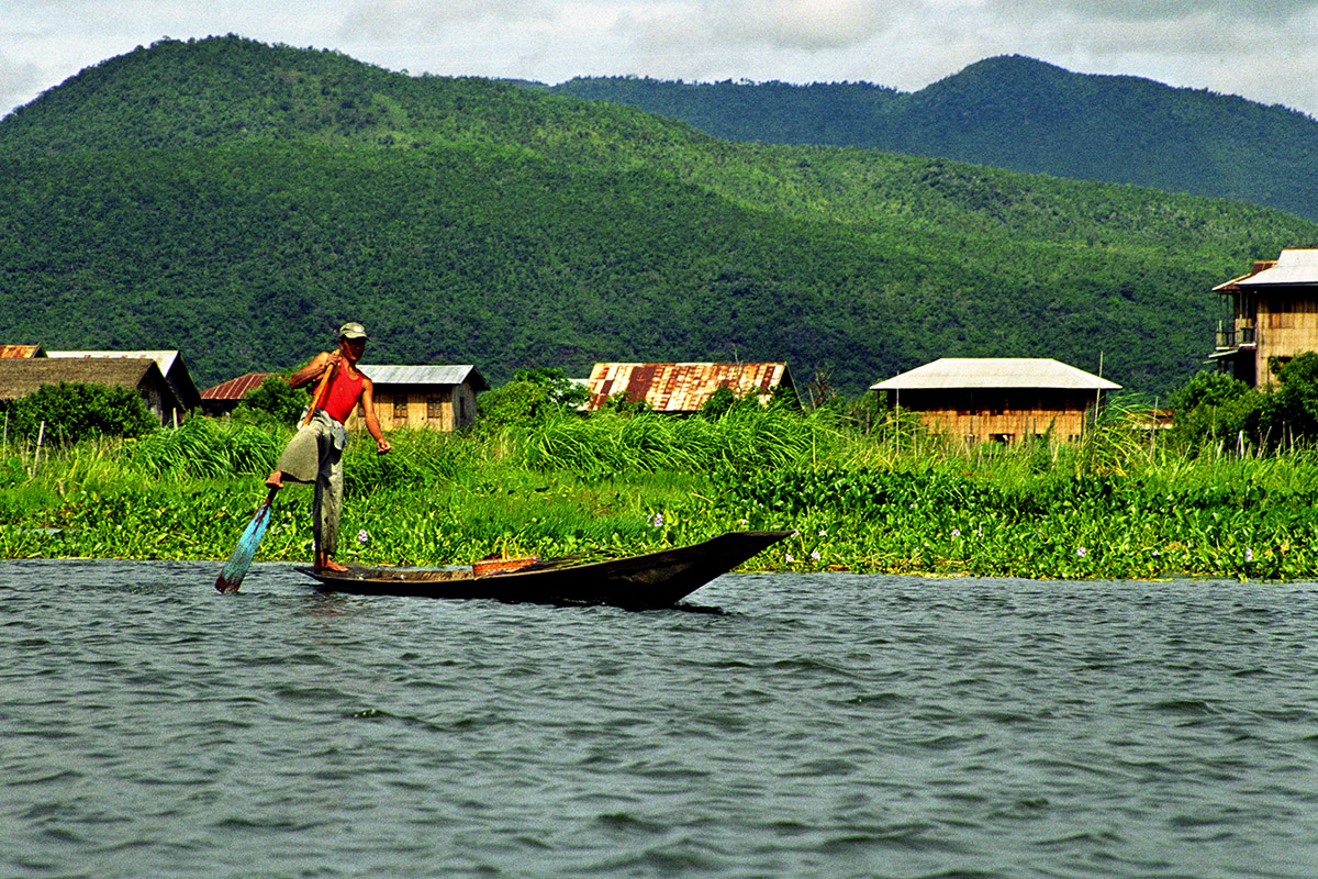 myanmar/inle_lake_rowing_with_leg