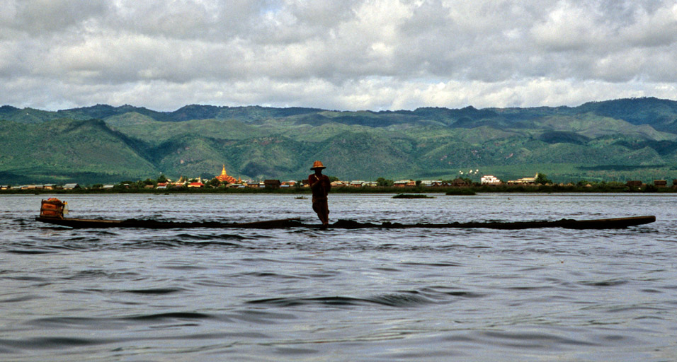 myanmar/inle_middle_lake_rower