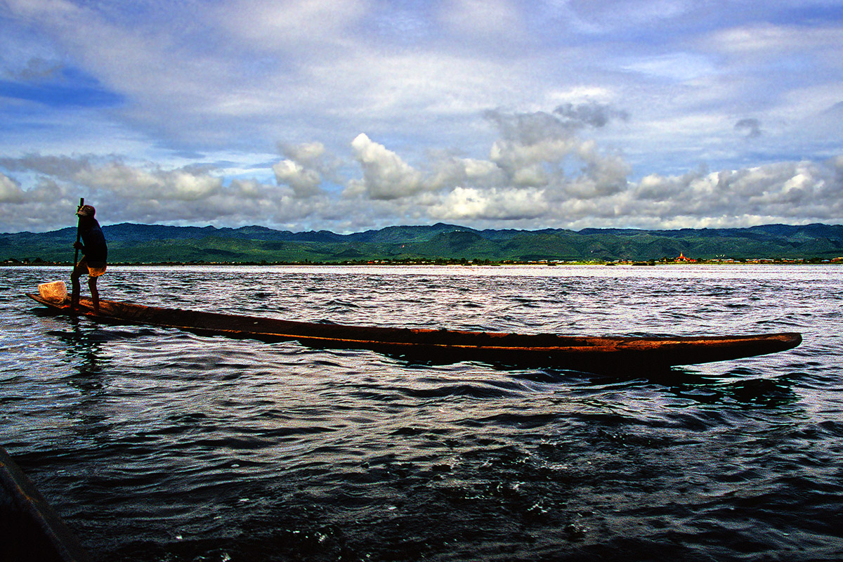 myanmar/inle_rowing_contrast