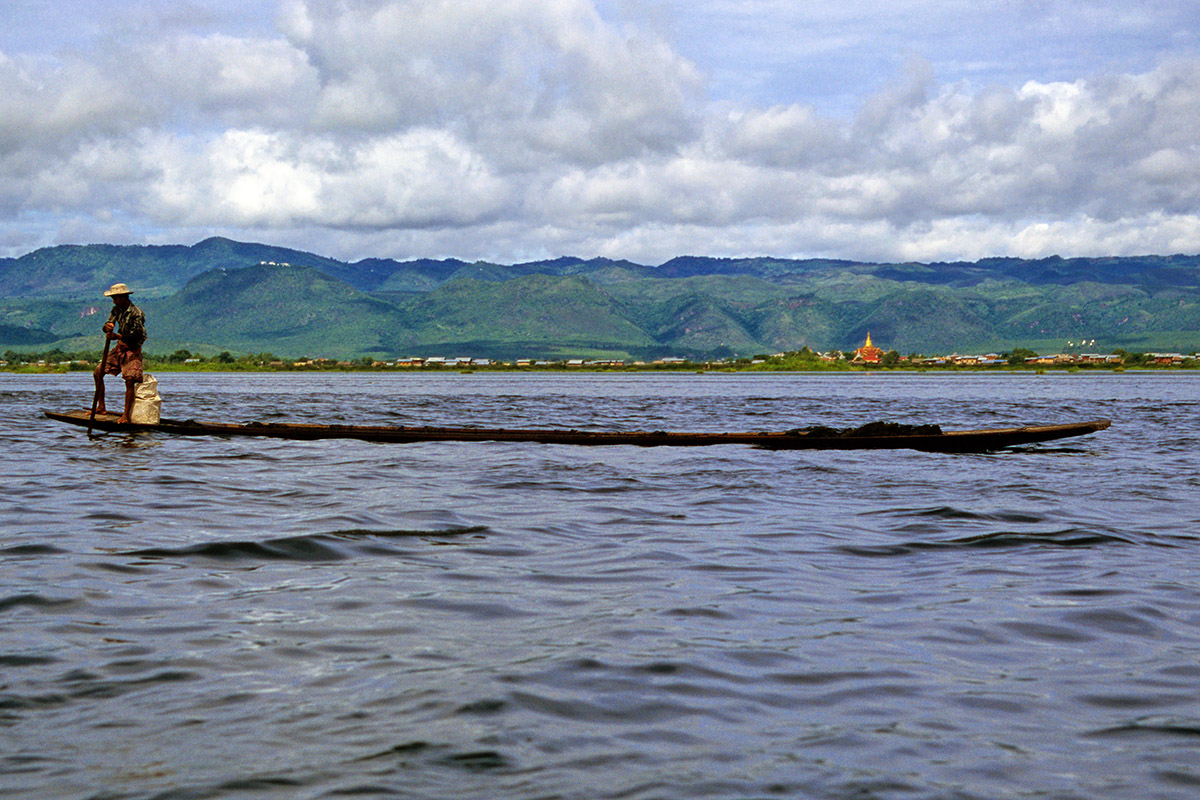 myanmar/inle_rowing_long_boat