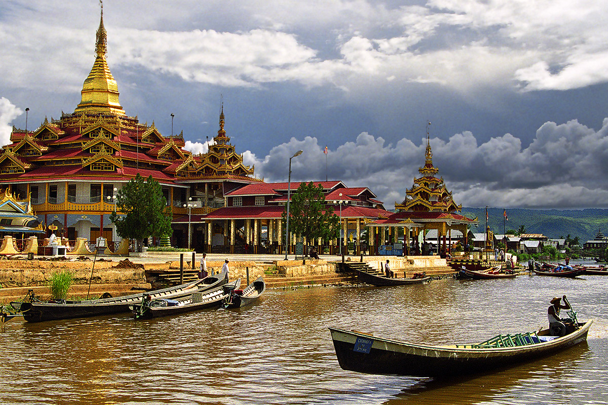 myanmar/inle_temple_boats