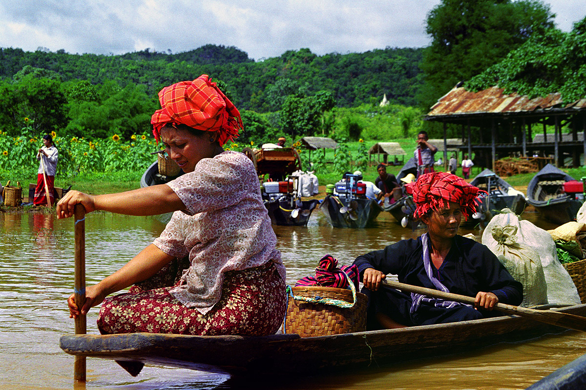 myanmar/inle_women_boat_close