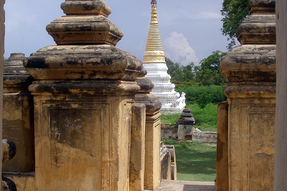 myanmar/inwa_maha_aung_mye_bon_zan_monastery_view