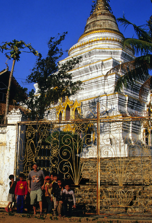 myanmar/kengtung_brian_kids_stupa