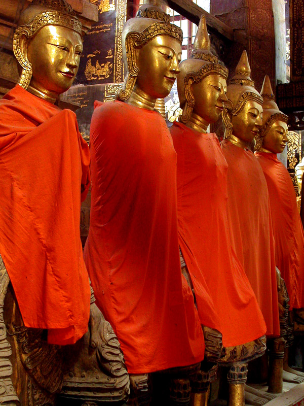 myanmar/kengtung_buddhas_standing