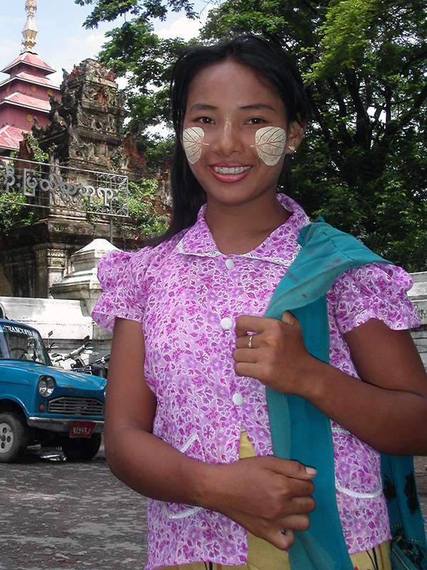 myanmar/mandalay_girl_mazda_temple