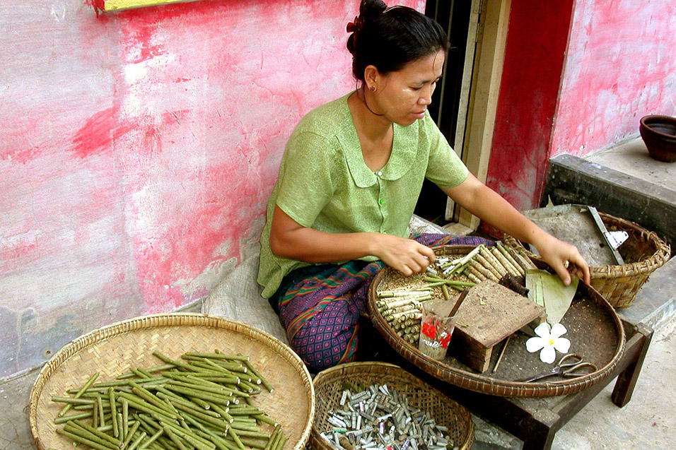 myanmar/mandalay_making_cheroots