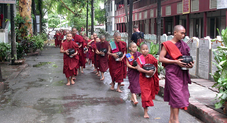 myanmar/mandalay_monks_eating