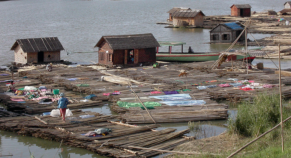 myanmar/mandalay_river_bamboo