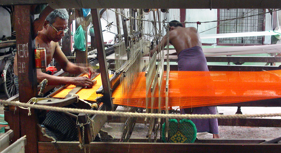 myanmar/mandalay_weaving_man