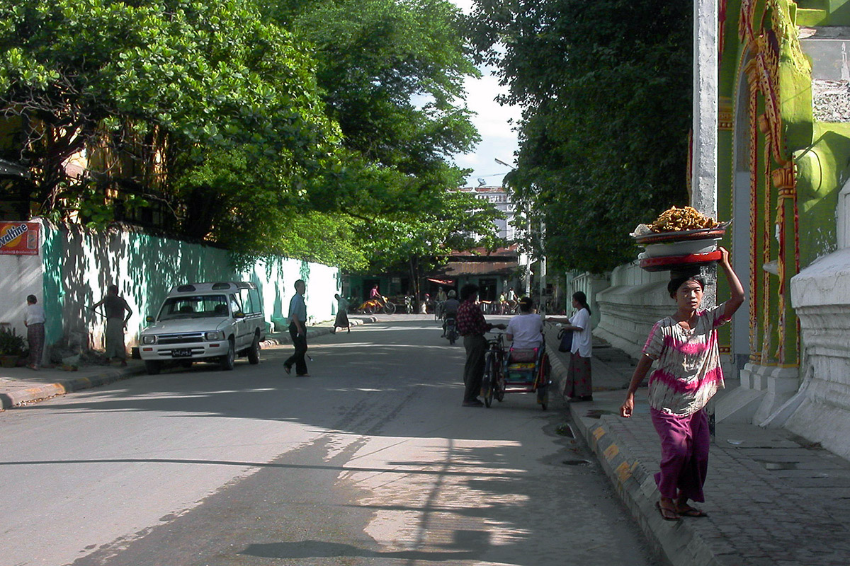 myanmar/mandalay_woman_balancing