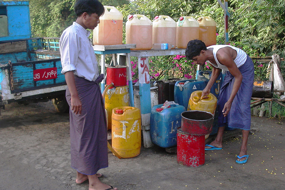 myanmar/myanmar_countryside_gas_station