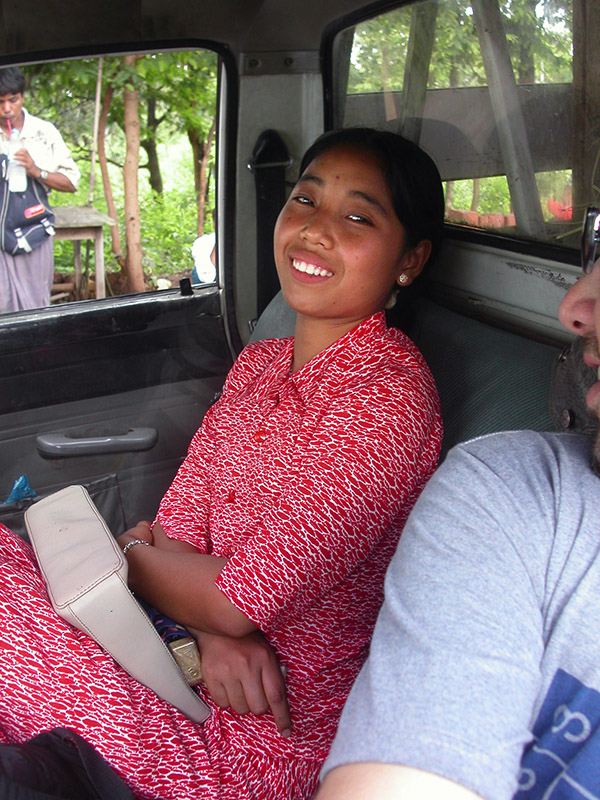 myanmar/pyin_u_lwin_local_girl_car