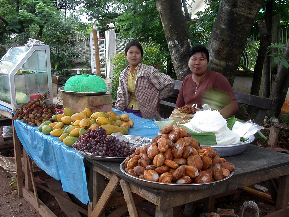 myanmar/pyin_u_lyn_selling_food