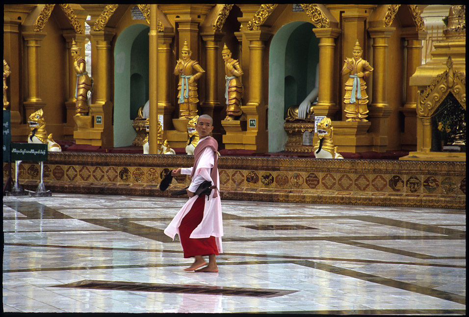 myanmar/shwedagon_nun