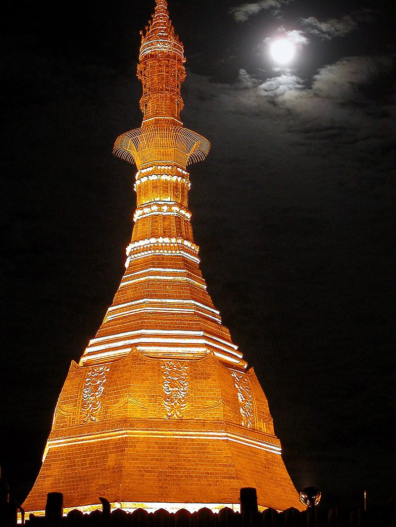 myanmar/sule_paya_night_moon