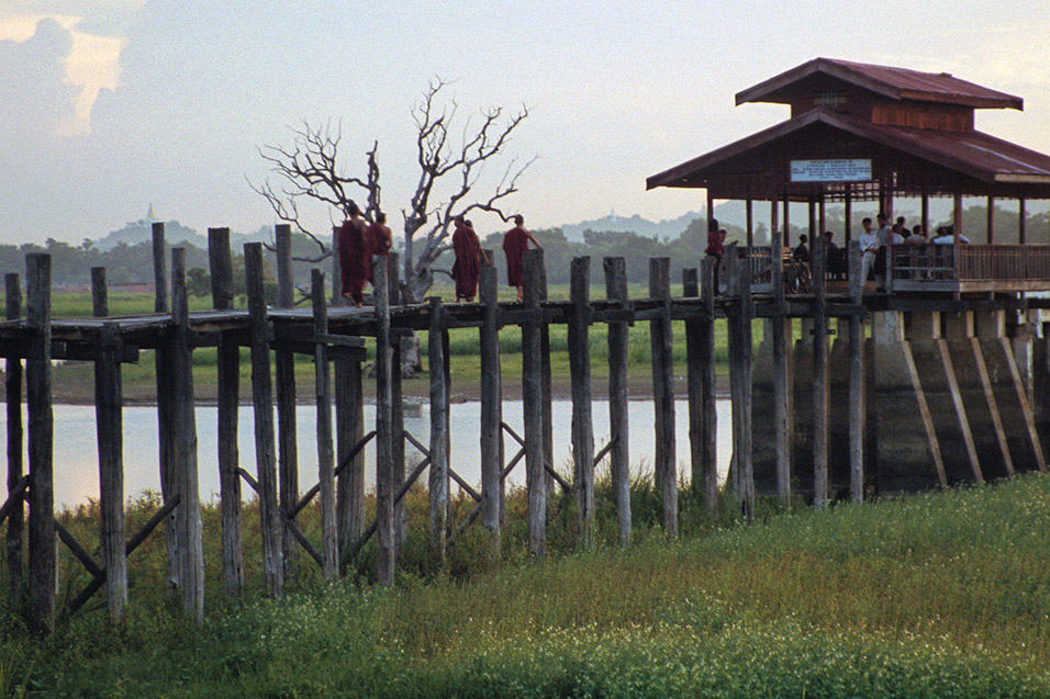 myanmar/u_bein_bridge_pillars_monks_dusk