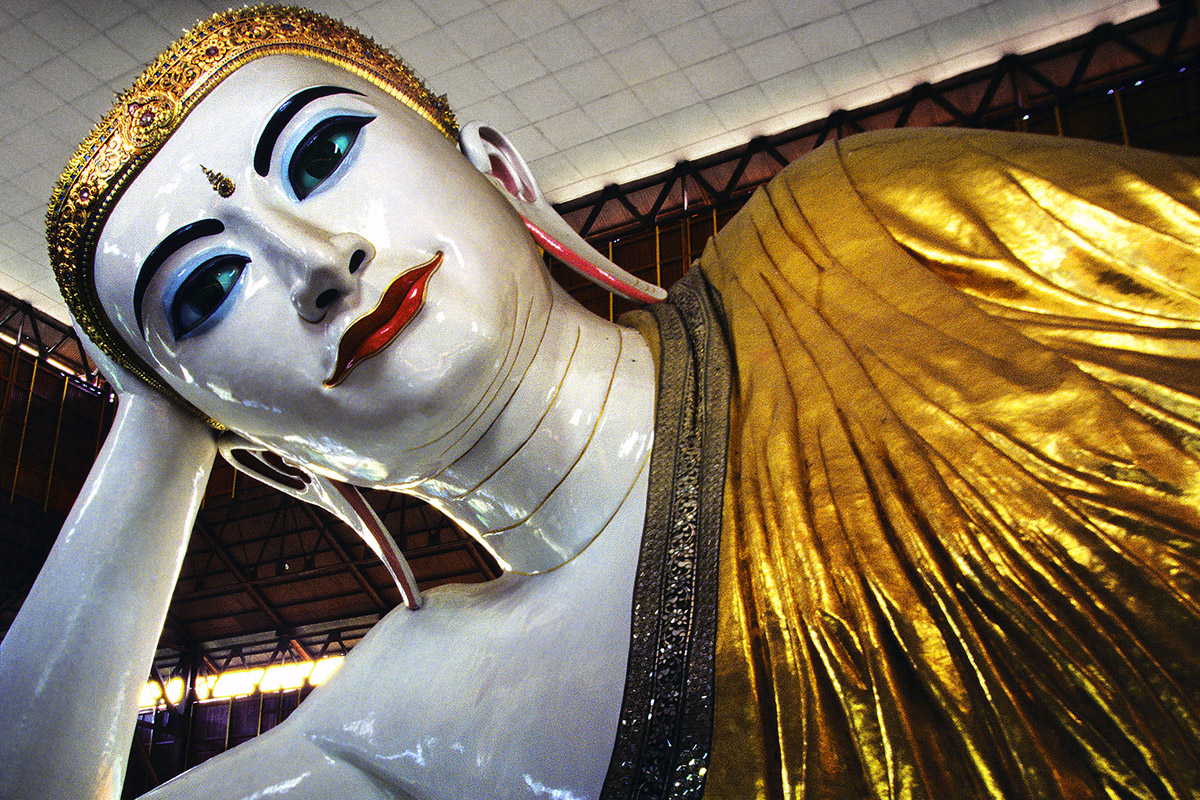 myanmar/yangon_chaukhtatgyi_buddha