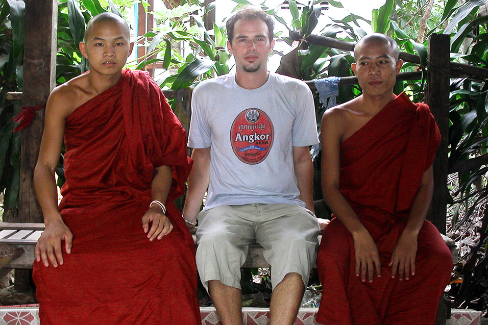 myanmar/yangon_chaukhtatgyi_paya_monks