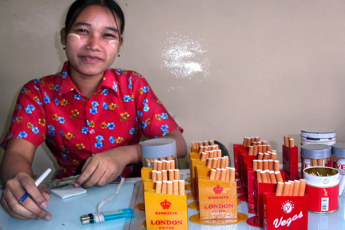 myanmar/yangon_cigarette_seller