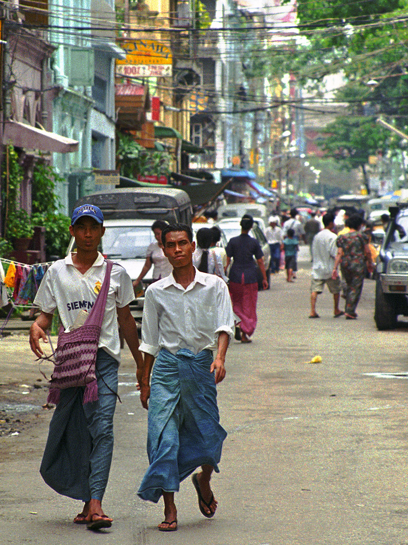 myanmar/yangon_men_walking