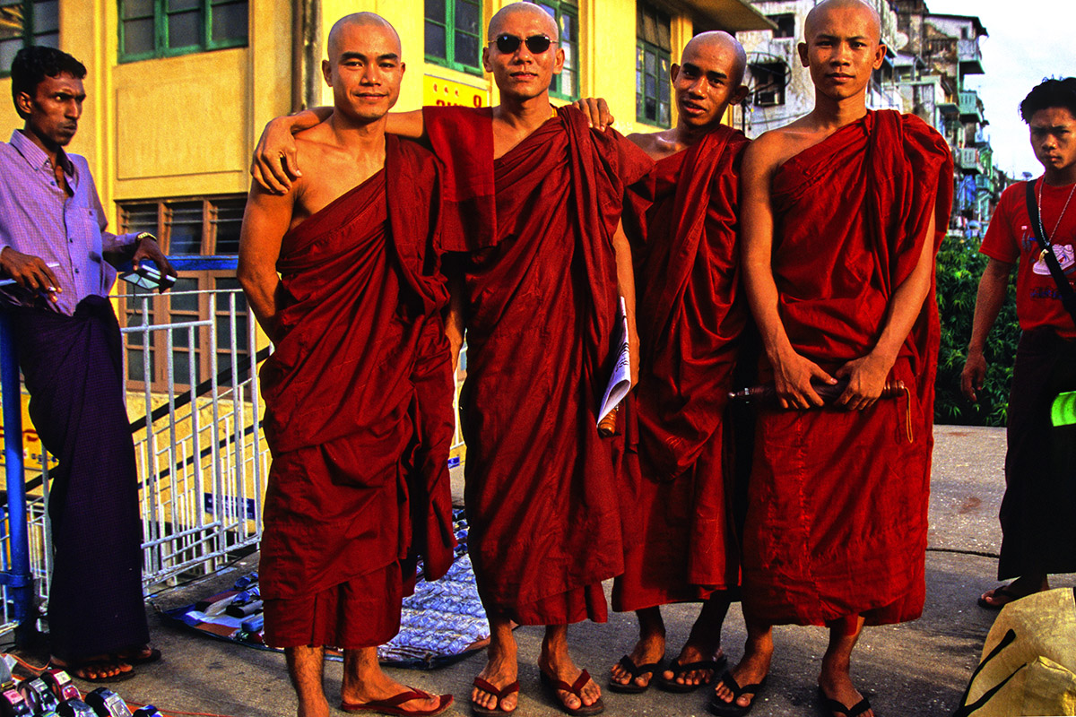 myanmar/yangon_monks_dee35