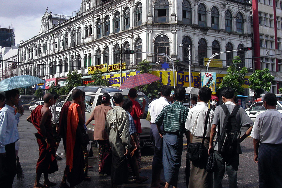 myanmar/yangon_pedestrians