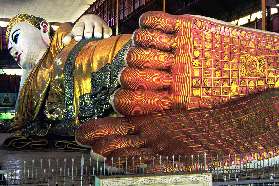 myanmar/yangon_reclining_buddha_feet