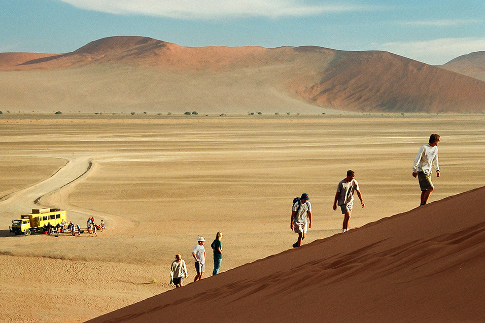 namibia/dune_45_crew_climbing