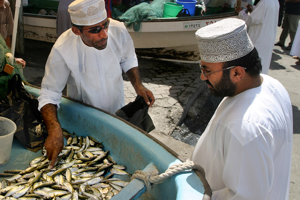 oman/muscat_fish_market_seller