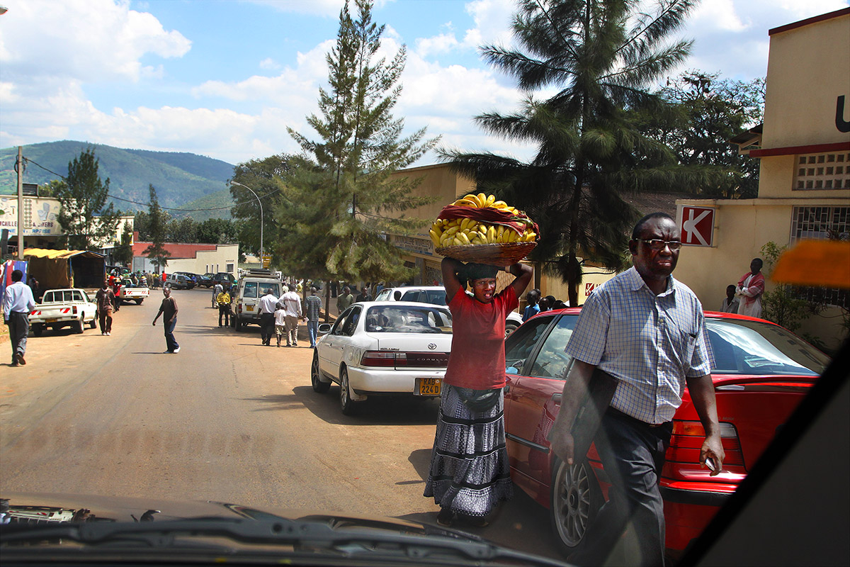 rwanda/rw_road_home_woman_yellow