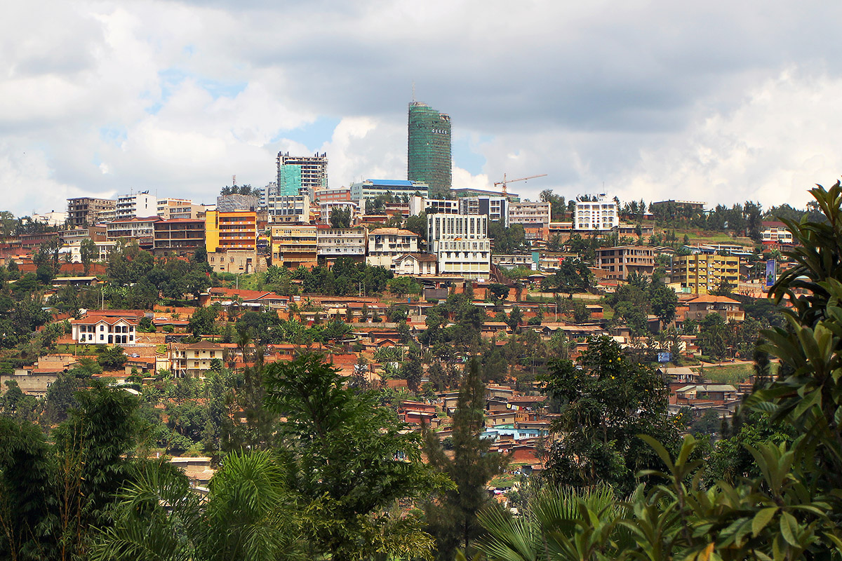 rwanda/rw_road_home_woman_yellow