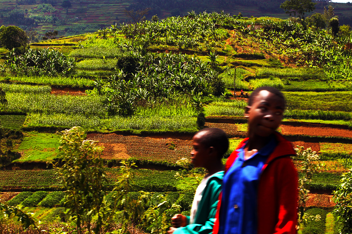 rwanda/rw_road_boys_blur