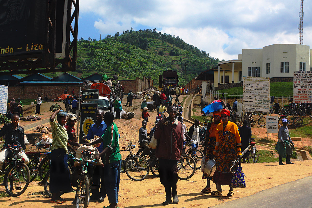 rwanda/rw_kids_waving_road