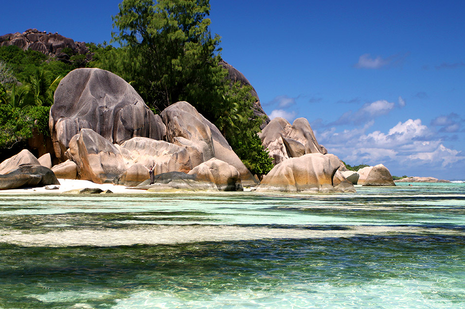 seychelles/la_digue_rocks_jen_waving